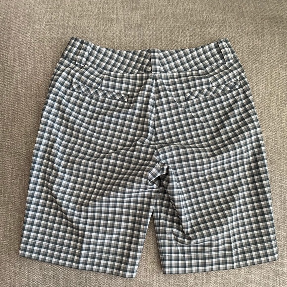 Nike Bermuda Style Golf Shorts - Picture 2 of 3